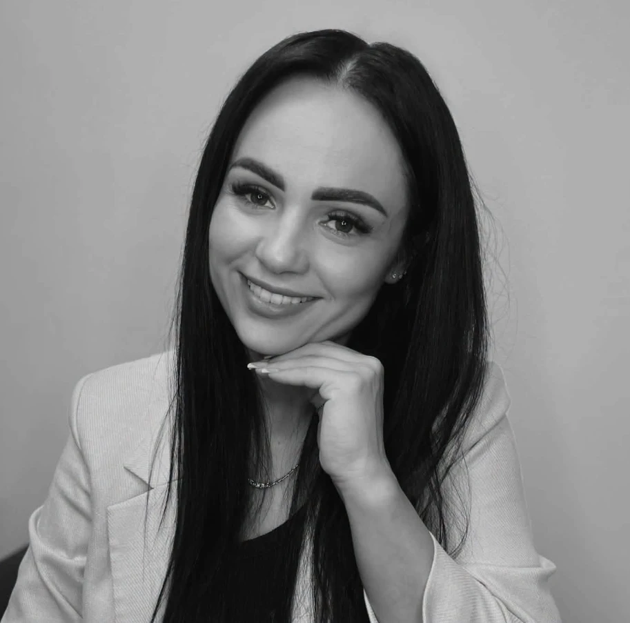Czarno-biały portret Katarzyny Zielińskiej w jasnej marynarce